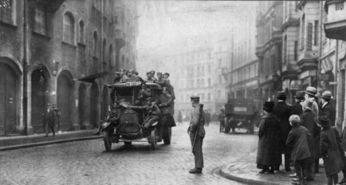 Order prevails in Munich: Ernst Toller and Ernst Niekisch in the Bavarian prison fortress